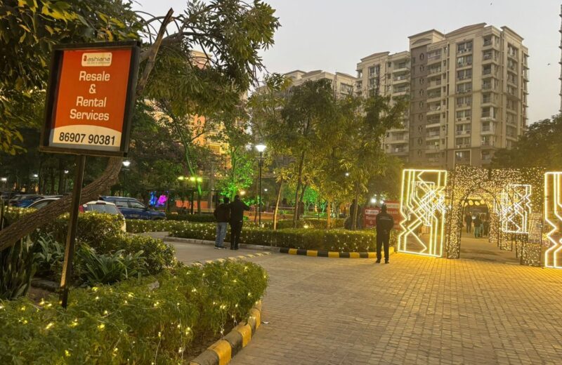 Shopping plaza at Rangoli Gardens